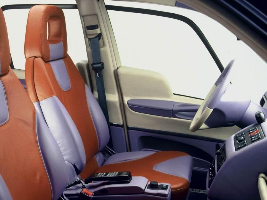 Интерьер Mercedes-Benz Vision A93 Concept 1993 года  (фото 5 из 9)